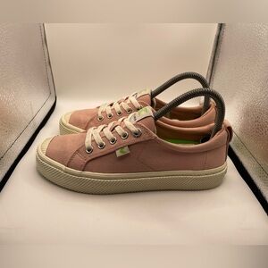 Cariuma OCA women’s Casual Pink Canvas Sneakers size 6.5